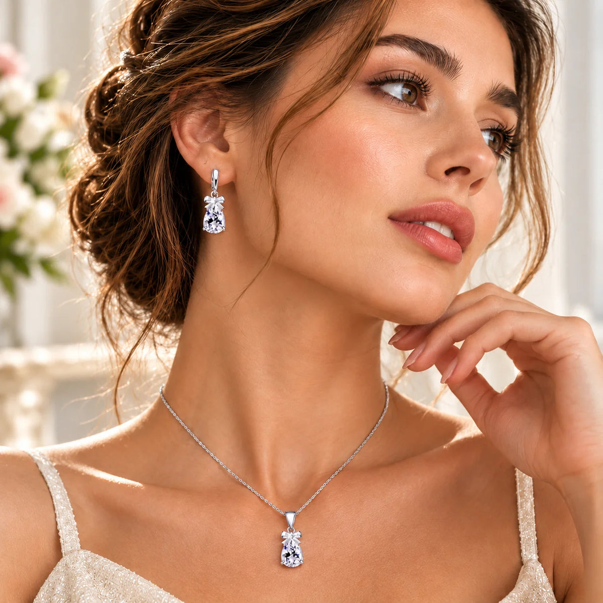 Conjunto LUMI com colar e brincos de zircónia usado num look feminino elegante