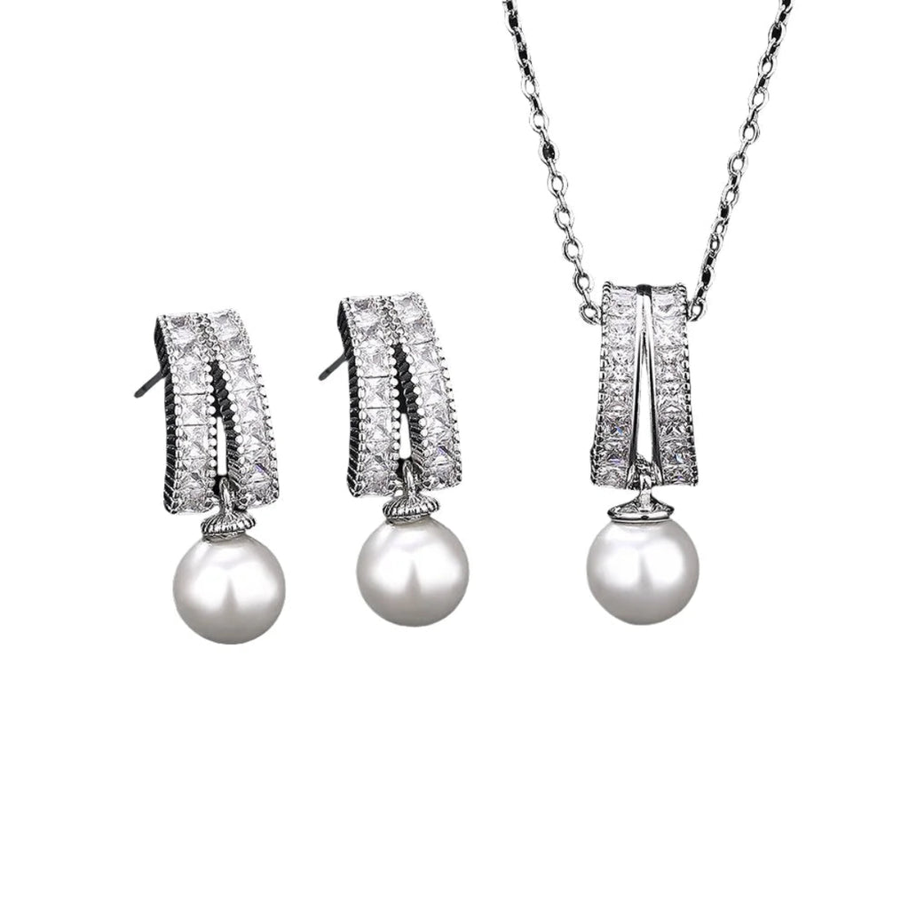 Conjunto AURORA com colar e brincos prateados com zircónias e pérolas sintéticas sobre fundo branco