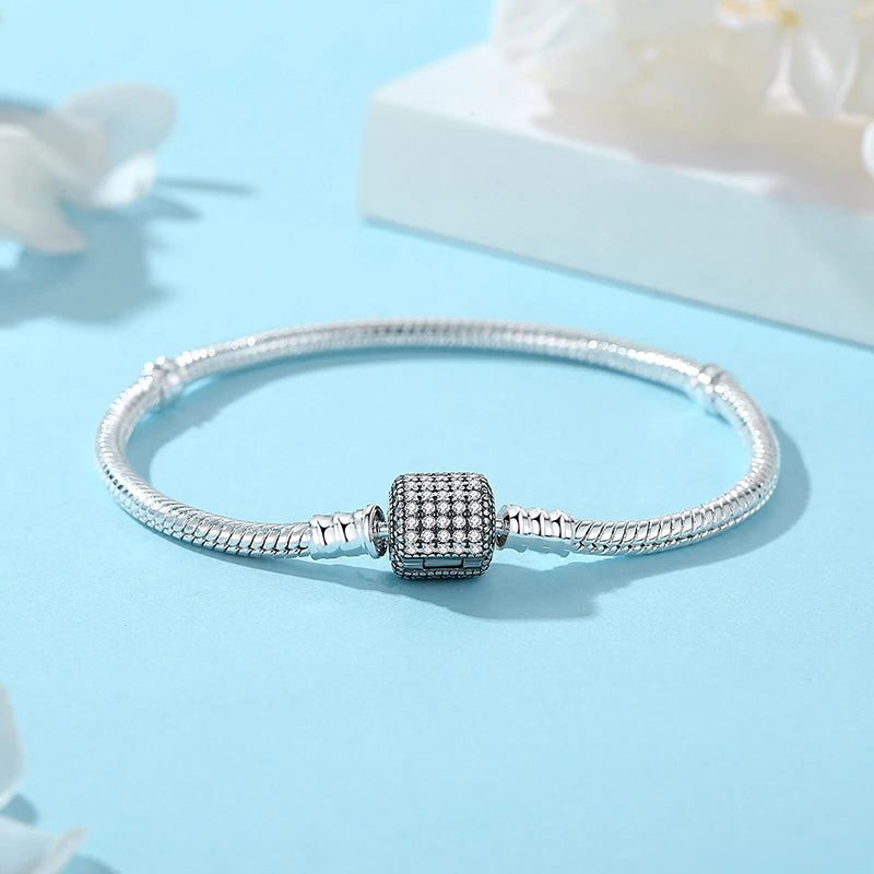 Pulseira em aço inoxidavel com malha snake e fecho com detalhes brilhantes