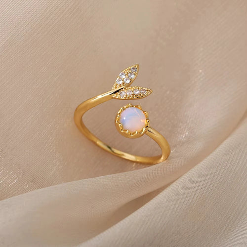 Anel folha dourado ajustável em aço inoxidável com detalhe opalescente