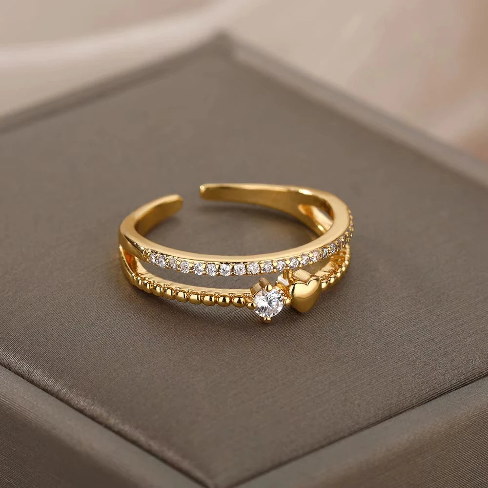 Anel coração dourado ajustável em aço inoxidável com detalhes brilhantes