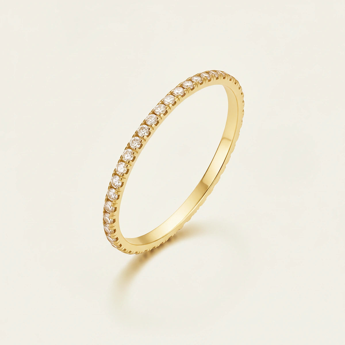 Anel DAISY dourado com aro fino e zircónias cúbicas.