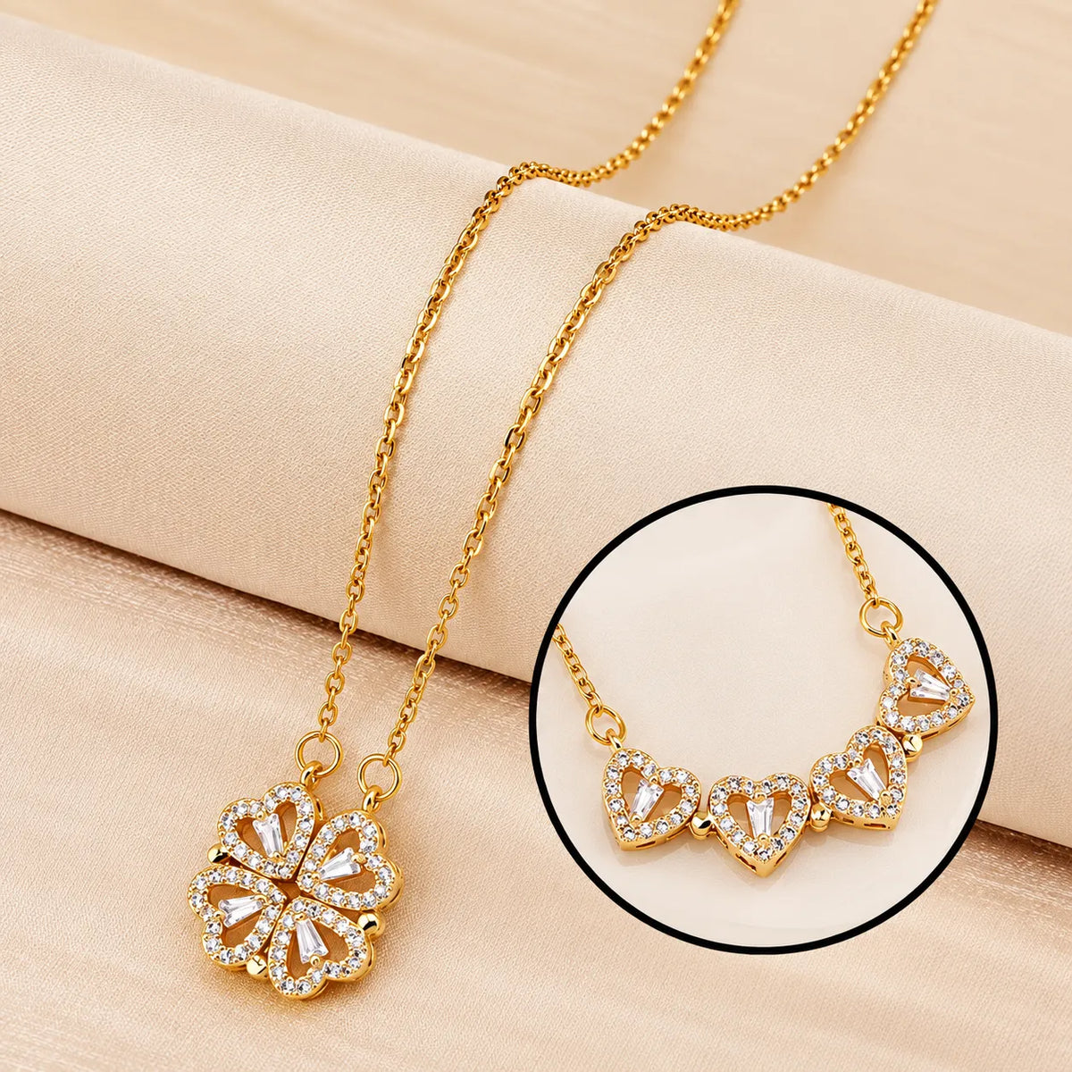 Detalhe do Colar LUCKY dourado transformável com corações e trevo