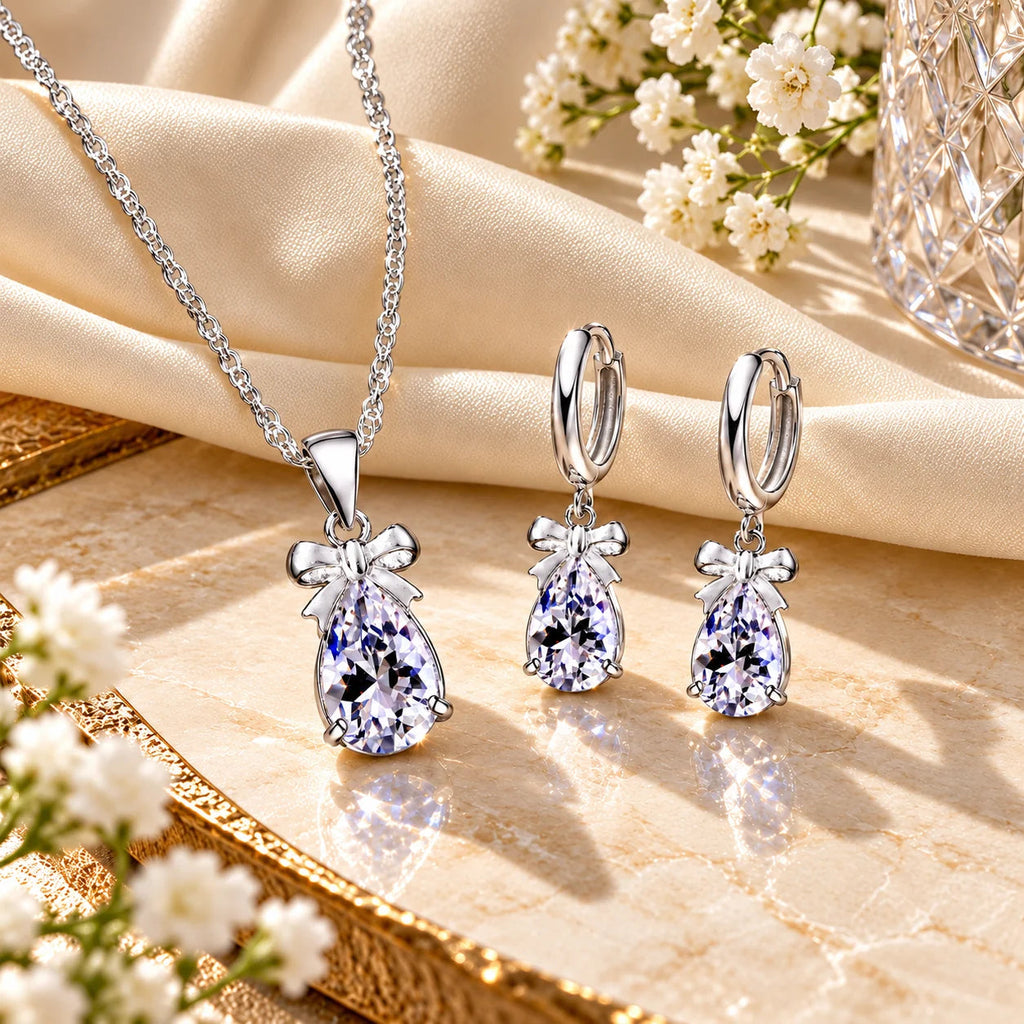 Detalhe do Conjunto LUMI com pendente e brincos de zircónia em formato de gota
