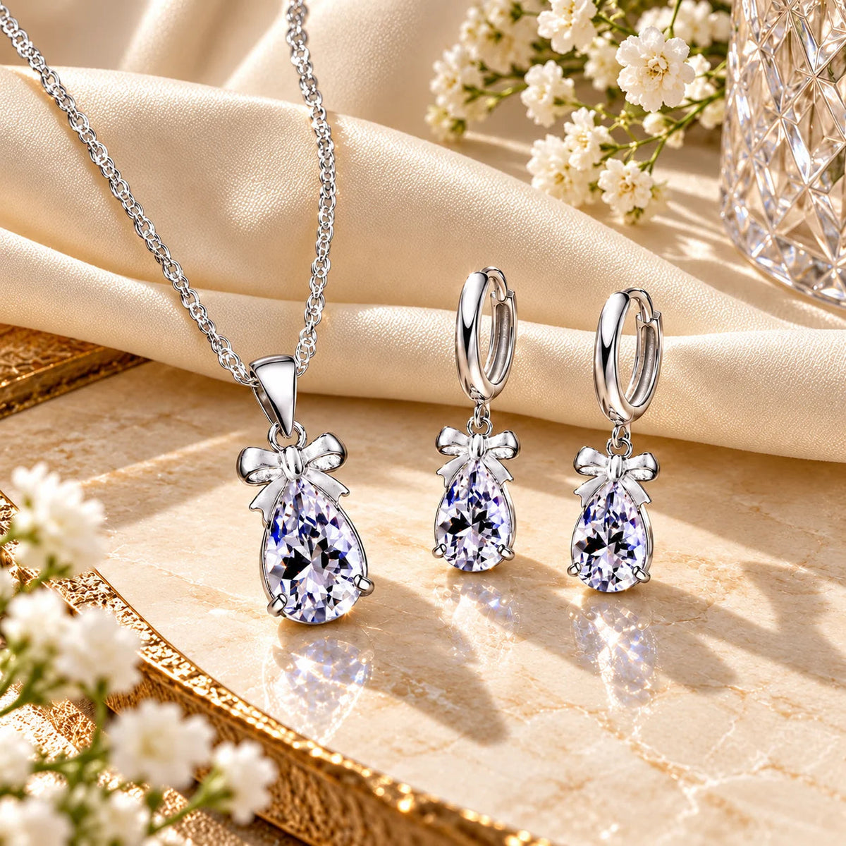 Detalhe do Conjunto LUMI com pendente e brincos de zircónia em formato de gota