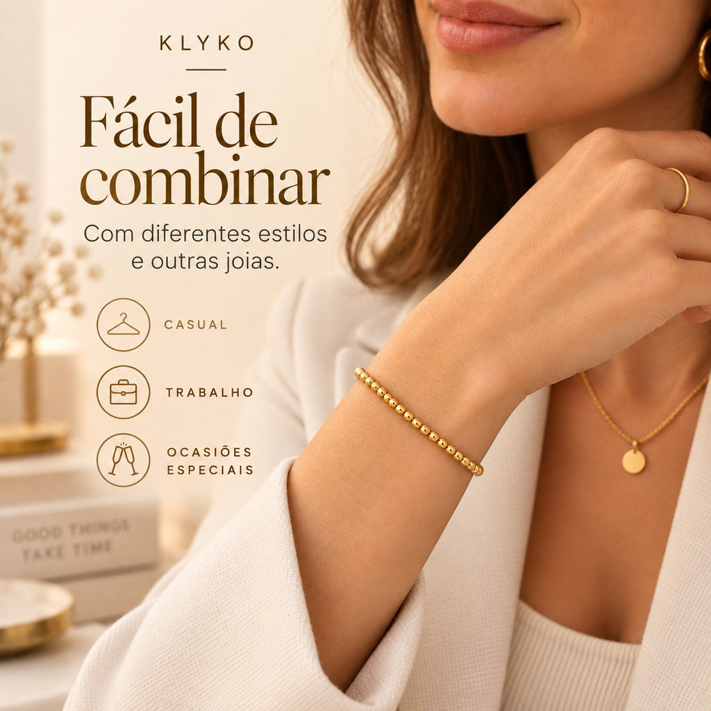 Pulseira LINA dourada combinada com outras joias num look feminino elegante
