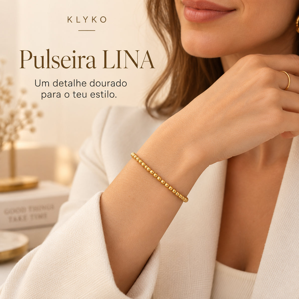 Pulseira LINA dourada em uso no pulso, com design simples e minimalista