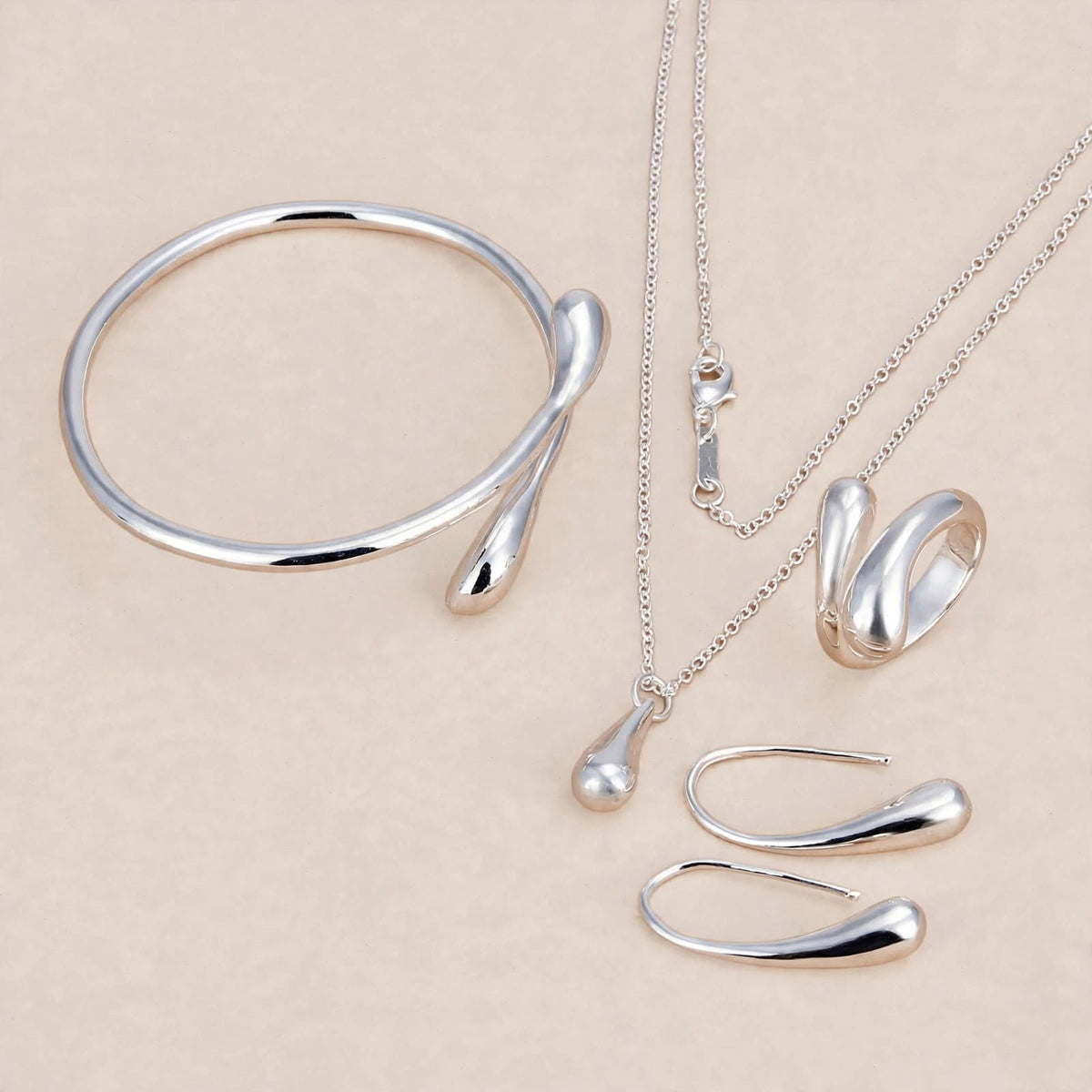 Conjunto NIVA de 4 peças prateadas com design coordenado em gota