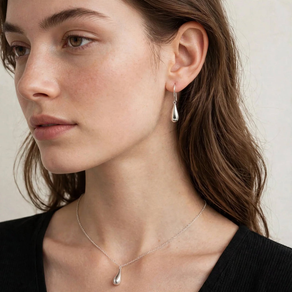Mulher com brincos do Conjunto NIVA em design de gota